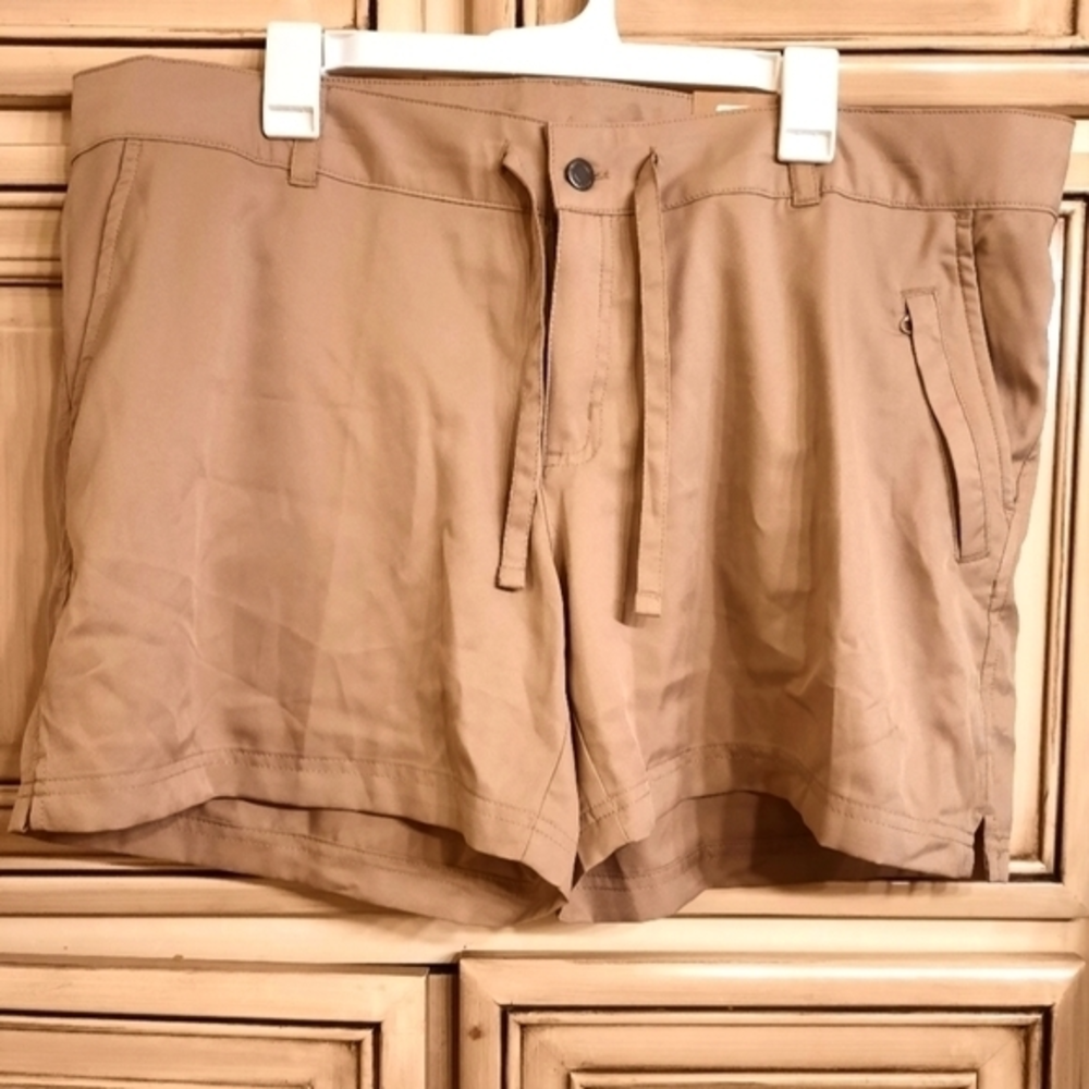 Magellan Womens Fish Gear Shorts! Size XXL -‎ Tan!